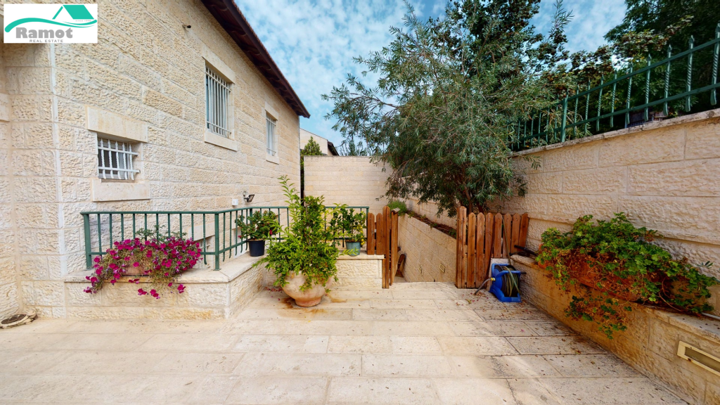Jerusalem Villa free standing Home for your extended family. Ramot